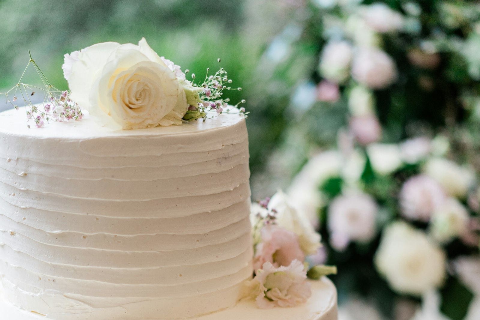 Chọn bánh cho ngày kỷ niệm: nhỏ vừa đủ hai người, hay hai tầng cho cả nhà